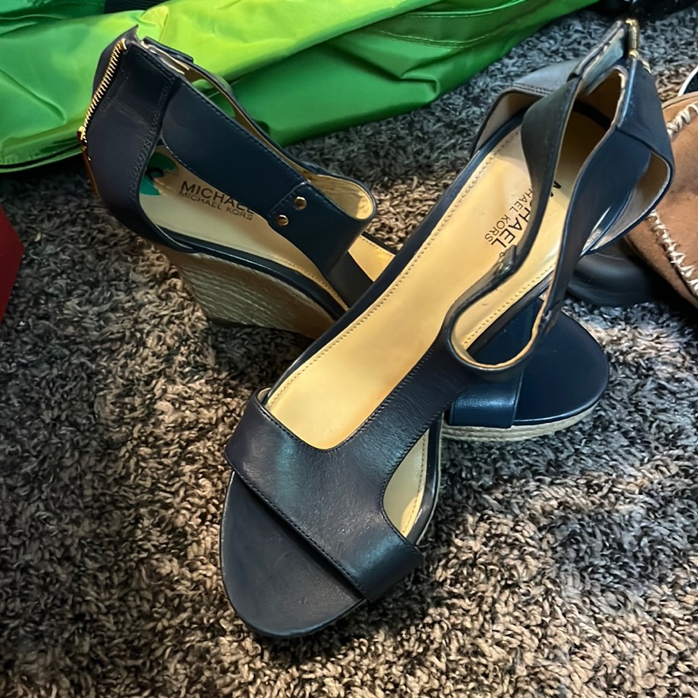 I’m selling Michael Kors heels,